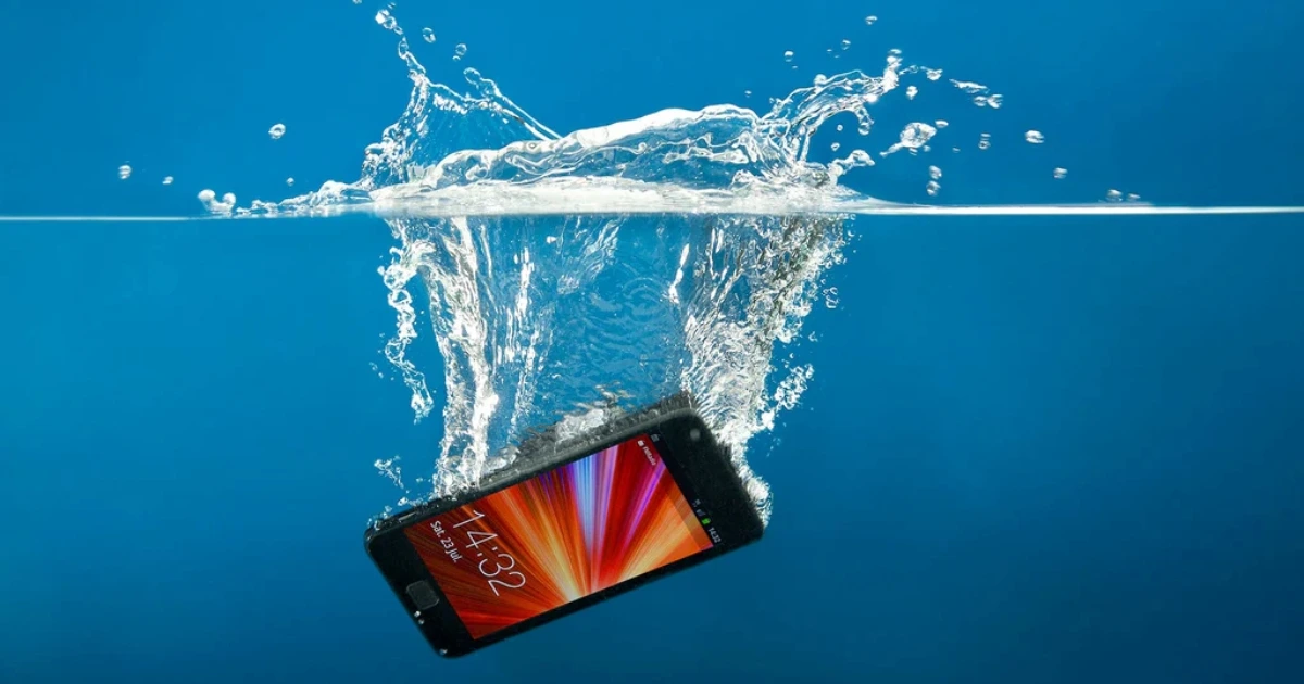 Téléphone tombé dans l'eau : que faire dans les 10 premières minutes pour le sauver