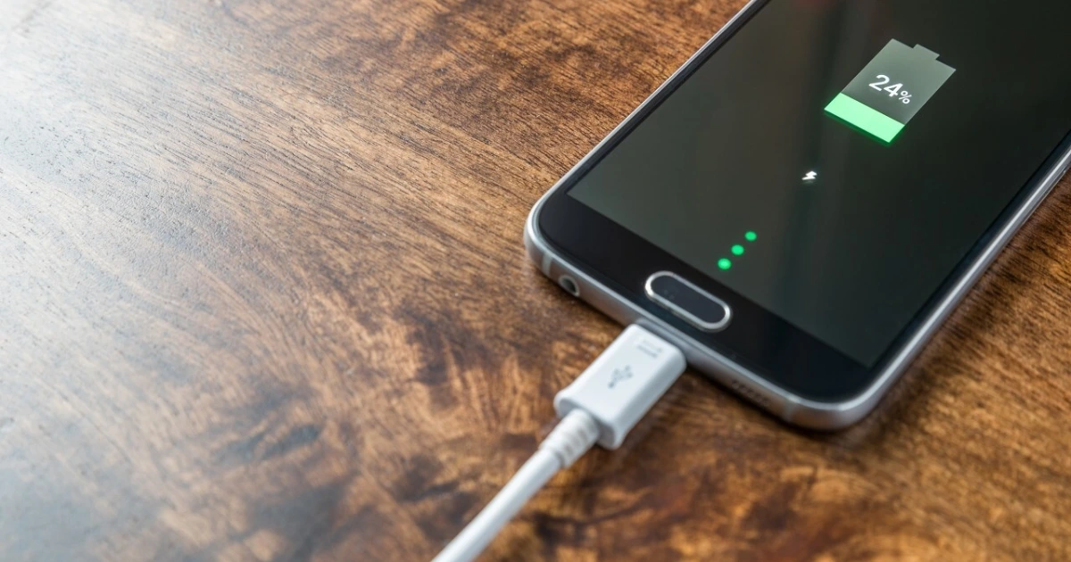 Batterie iPhone ou Samsung qui tient plus la journée : réparer ou racheter ?